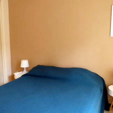 Daire Spacious Cocoon With Garden Close To The Sea *