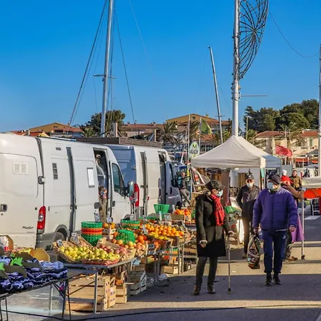 Spacious Cocoon With Garden Close To The Sea