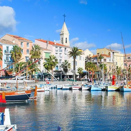 Daire Spacious Cocoon With Garden Close To The Sea