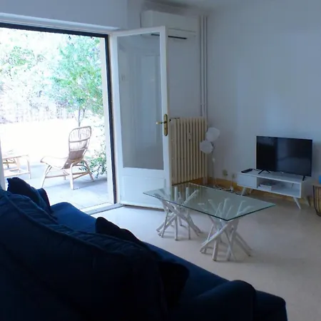 Daire Spacious Cocoon With Garden Close To The Sea *