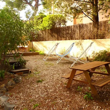 Daire Spacious Cocoon With Garden Close To The Sea *