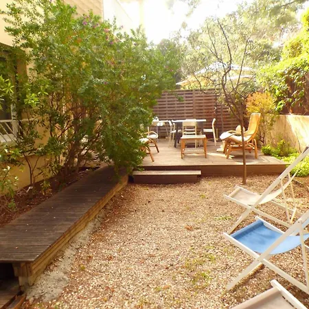 Daire Spacious Cocoon With Garden Close To The Sea *